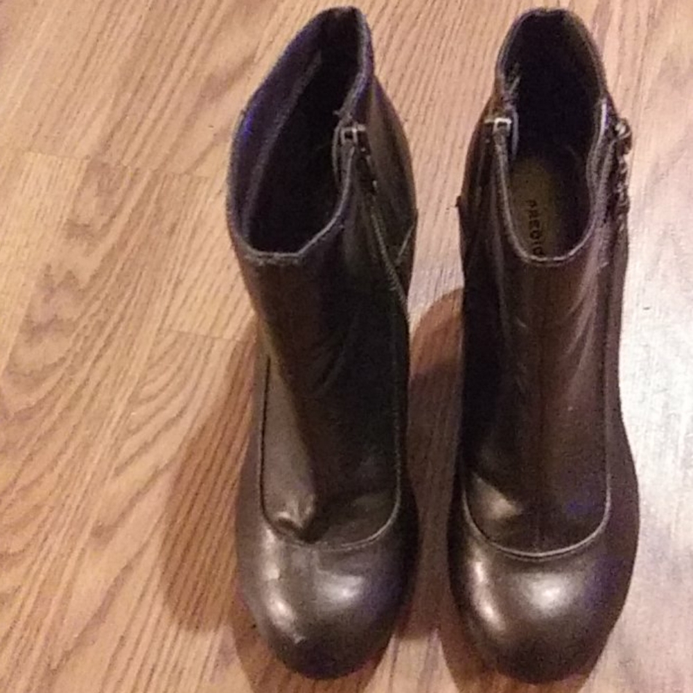 Predictions ankle boots size 6 bronze